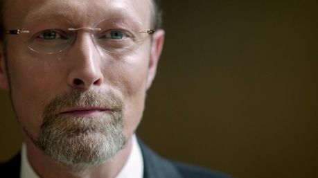 Lars Mikkelsen hátborzongató, mint Charles Augustus Magnussen.