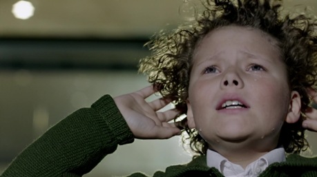 A kisfiú Sherlockot Louis Moffat alakítja, aki meghallgatáson kapta meg a szerepet, igaz, a 3. évad 3. részét, amelyben föltűnik, az édesapja, Steven Moffat írta.