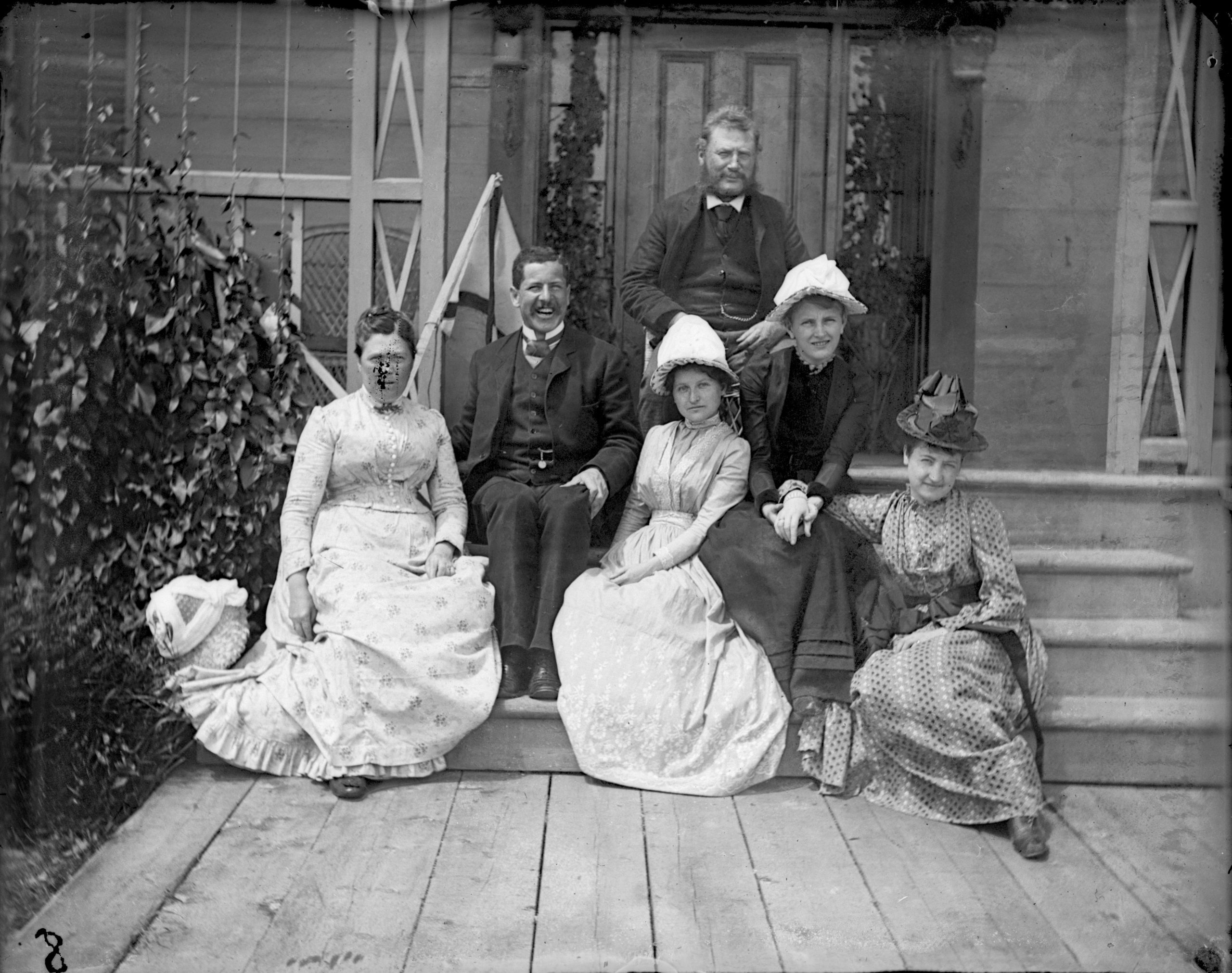 Kedves családi fotóra gyűltek össze, és a fényképész egy kicsit előbb készítette el a felvételt, így éppen megörökítette, ahogy a család egyik tagja (talán éppen a saját viccén) önfeledten nevet, 1889 körül. (Public Domain)