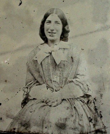 Fénykép az 1850-es évekből, az egyik első bizonyítéka annak, hogy a viktoriánus korban is mosolyogtak. A fiatal lány még úgy tartja a kezét, ahogy azt egy olajfestményen illik, de már kedvesen mosolyog, fogai szépek és fehérek. (Image by Leigh Mckinnon-Flickr)