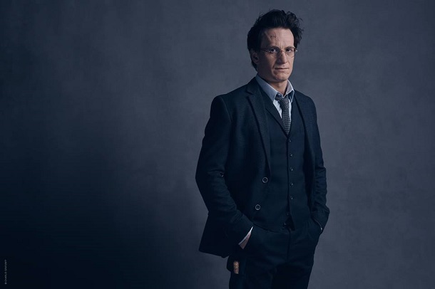 Harry Potter (Jamie Parker) felnőtt.