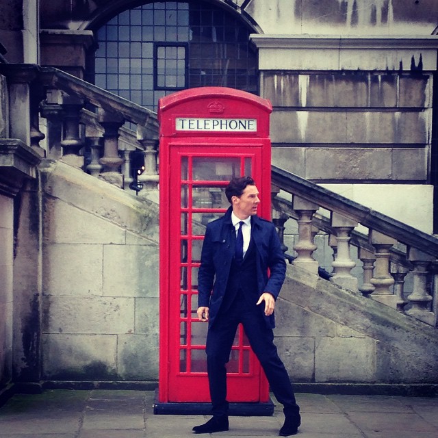 Piros telefonfülke, előtte egy brit színész. :)