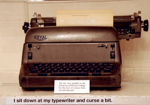 P.G. Wodehouse írógépe. Ahhoz, hogy egy jó regény megszülessen, le kell ülni az írógéphez, és káromkodni/átkozódni kell. Én is éppen így leszek, csak laptoppal és szakdolgozattal. :)