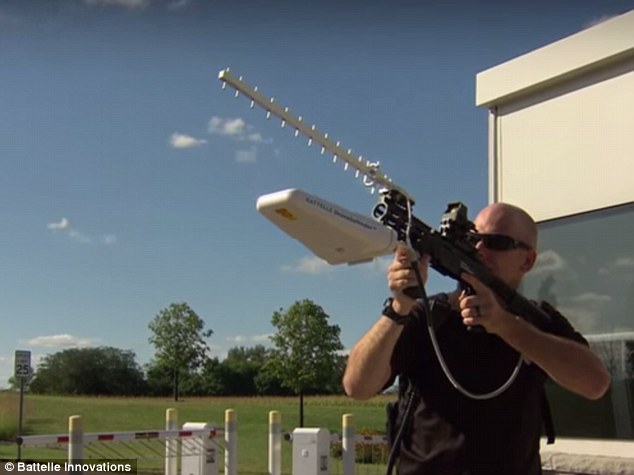 2d78f35000000578-3275820-the_dronedefender_pictured_uses_radio_pulses_to_halt_a_radio_con-a-85_1444997635740.jpg