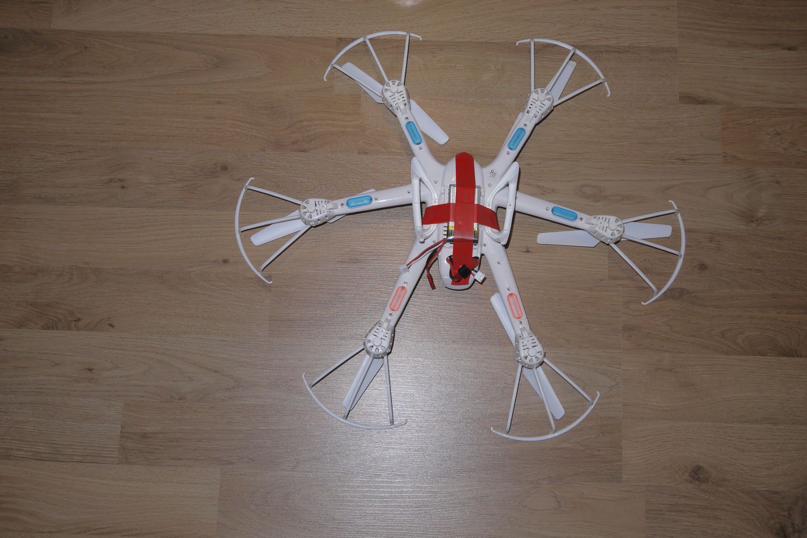 DIY hexakopter szerelés. Az akkumulátort, mint súlyt elvetettem, mert veszélyesnek tartottam egy LiPo-t földhöz csapkodni