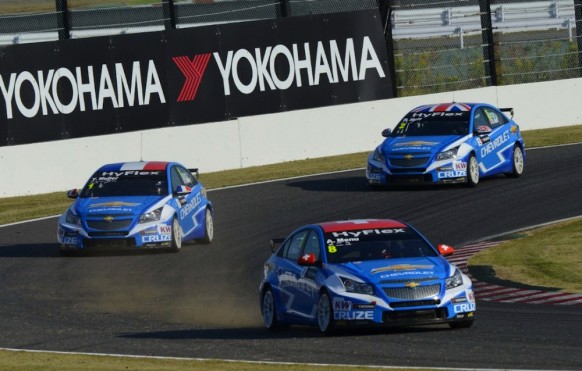 Three-WTCC-Chevy-Cruzes-at-Shanghai-582x371.jpg