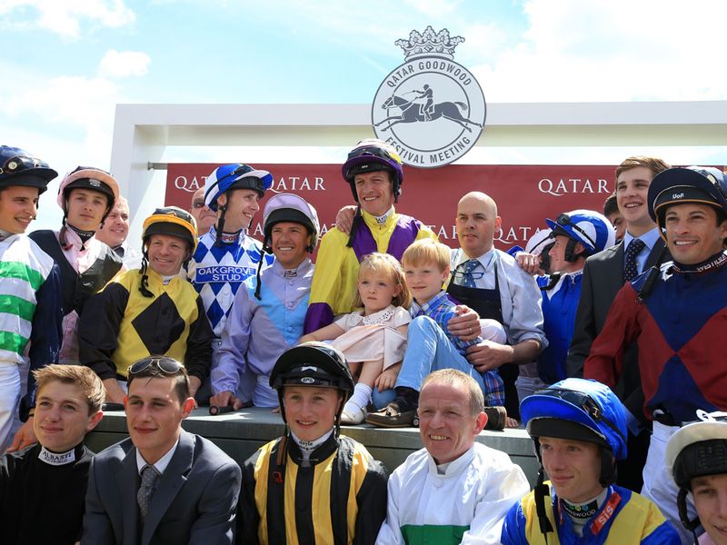 lots-of-jockeys_3332045.jpg