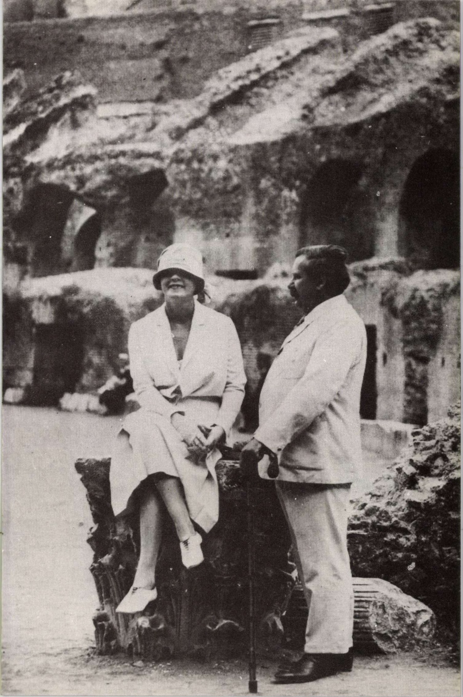 moricz-zsigmond-es-masodik-felesege-simonyi-maria-romaban-1926-ban-uj-iras-1979-november_01130531.jpg
