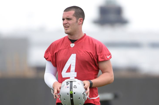 Holnap edzésbe áll Derek Carr