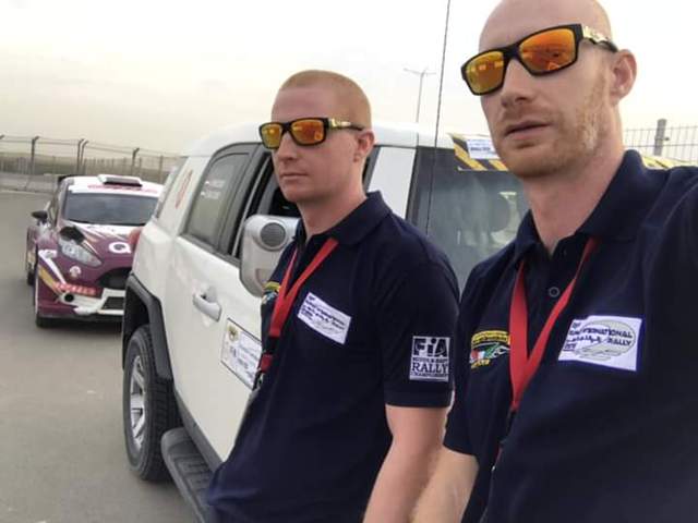 Nógrádiak Nasser Al-Attiyah előtt a Nemzetközi Kuvait Rally céljában.