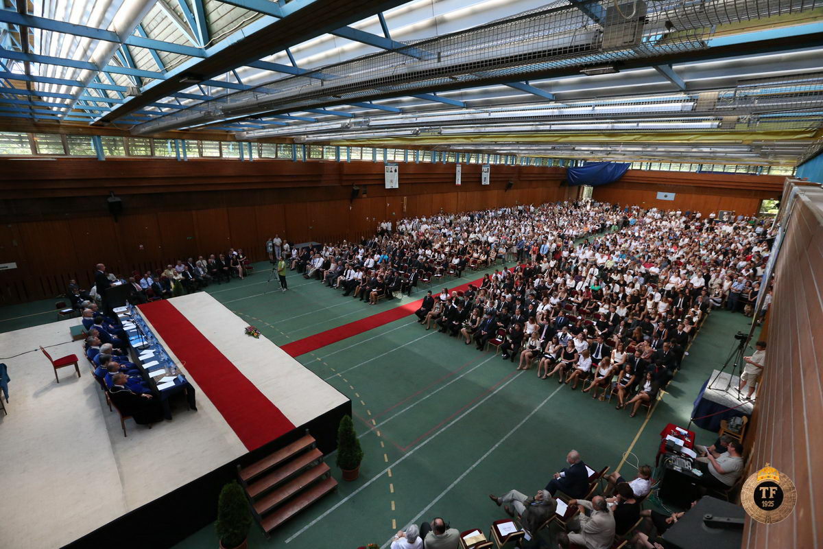 Diplomaosztó az atlétikai csarnokban, 2012 júliusában. Fotó: semmelweis.hu