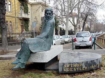 Koestler_statue_in_Budapest_1.JPG