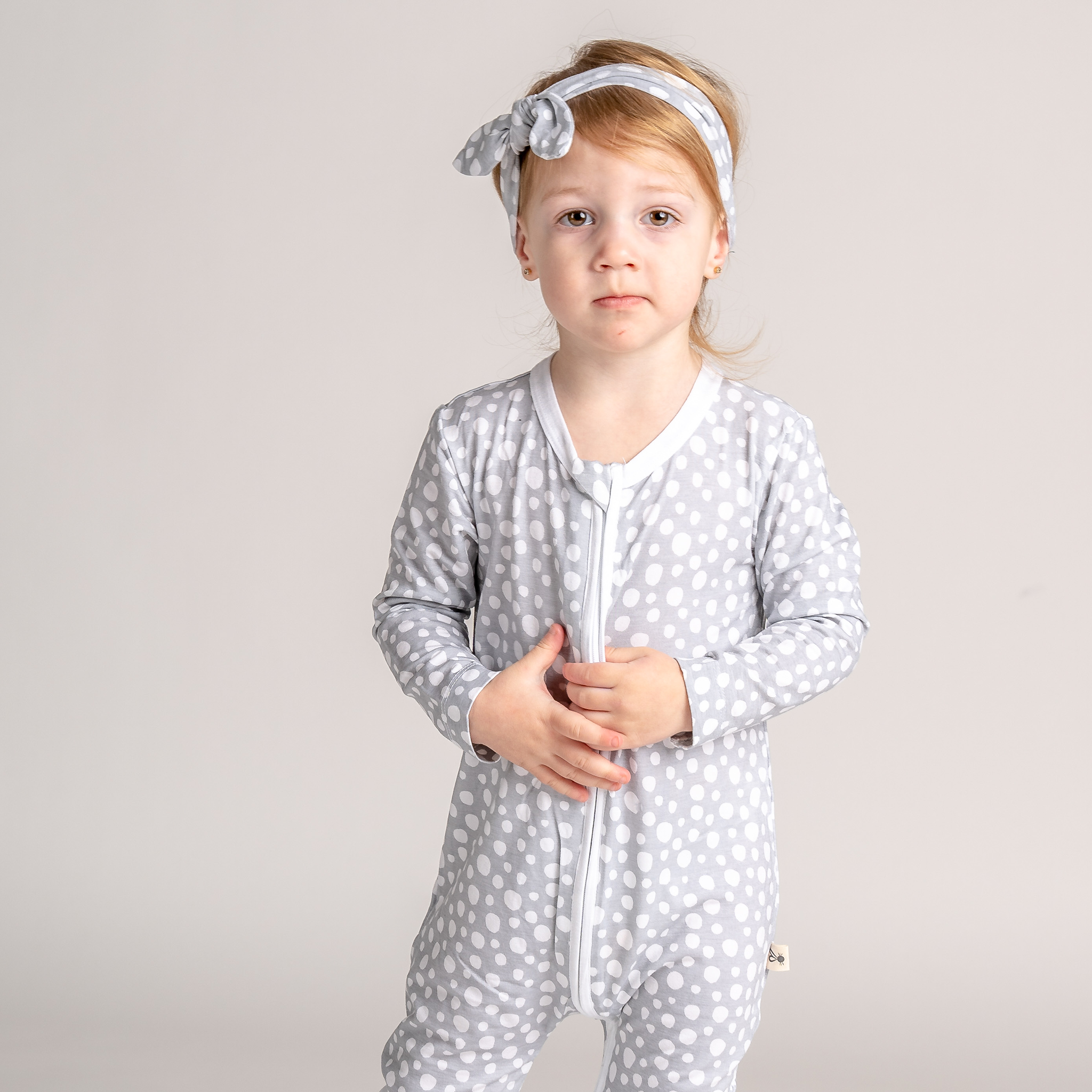 sleepsuit_without_feet_light_grey_top_knot_headband_light_grey.png