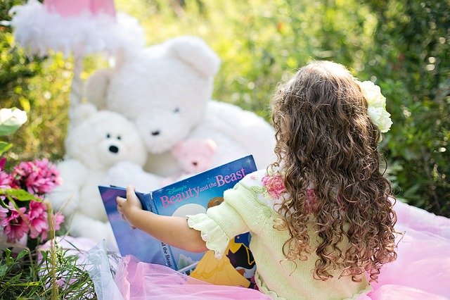 little-girl-reading-912380_640.jpg
