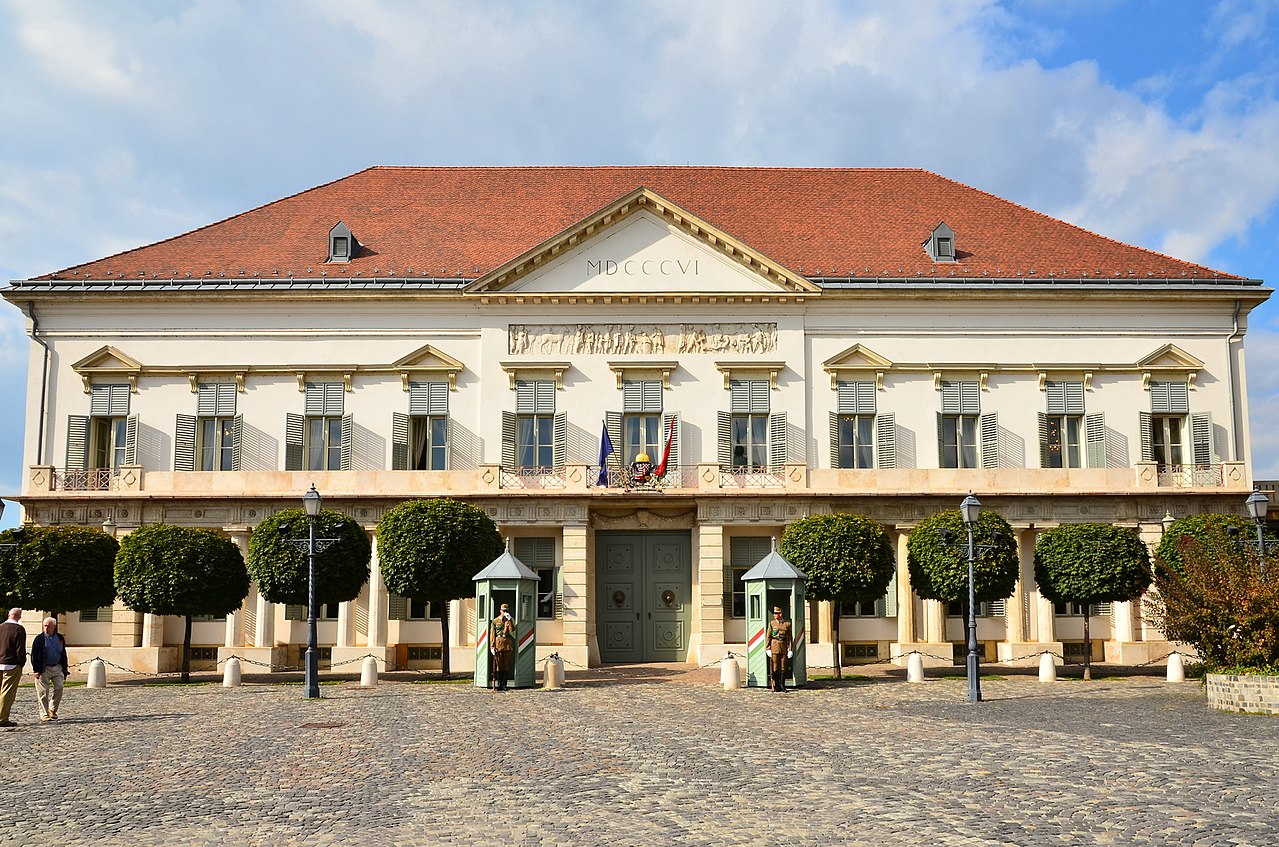 1280px-sandor-palota_napsutesben.jpg