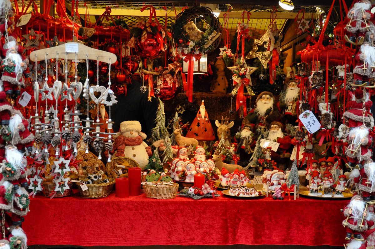 a-stall-selling-red-and-white-christmas-decorations-christmas-market-verona-italy-www_rossiwrites_com.jpg