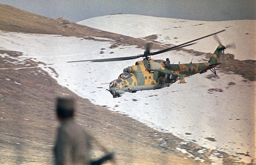 mi-24_aaf_protege_convoy_a_kabul_sobre_ruta_salang_30-1-1989_liu_heung_shing_-.jpg