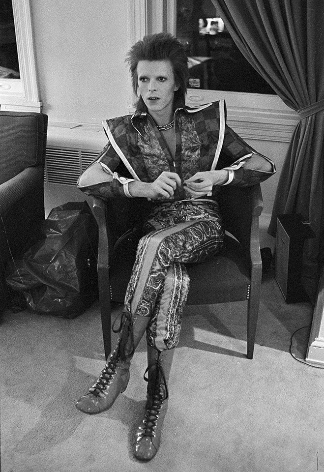 1972: Teljesen új megjelenés. Mullet haj, modern szabású kétrészes ruha, szemöldök nincs. Ez Ziggy Stardust, a biszekszuális földönkívüli rocksztár. 