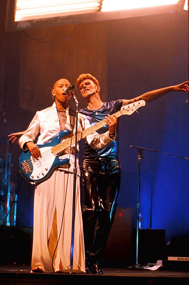 1995: Koncerten. Bowie-t is elérte a 90-es évekre jellemzõ fényes latex ruhák trendje.