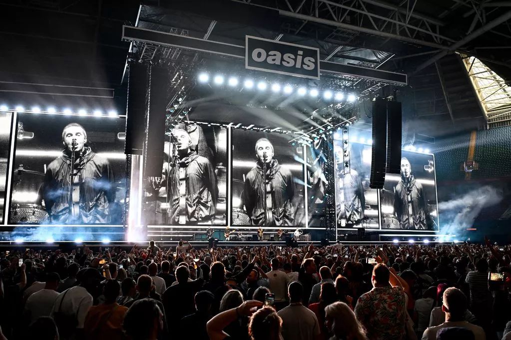 1_bestpix-oasis-live-25-tour-opening-night.jpg