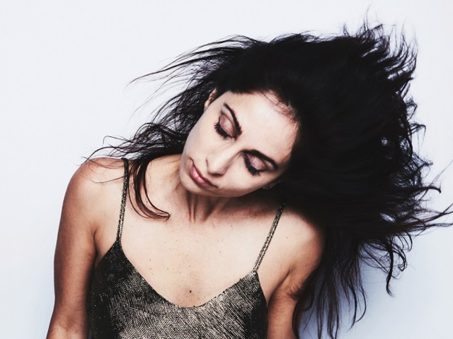 Jim Jarmusch és a Nouvelle Vague múzsája? YouTube-sztár arab énekesnő szombaton az A38-on!