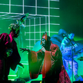 Látványos elektropop színház – Fotókon a Sziget első napja Papa Roachtól Empire of the Sunig