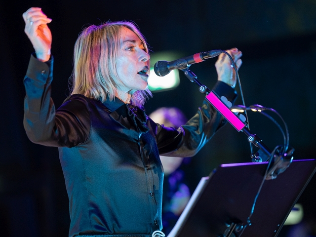 Szenvtelen zajongás, ráadásként mágikus rockolás – ilyen volt Kim Gordon a Magyar Zene Házában