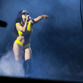 Charli XCX privát bulit tartott a Szigeten, és meghívott rá mindenkit – Ilyen volt a Sziget első napja