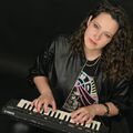 Give Me Something – Soulos-jazzes-hiphopos dallal debütál szólóban Felszegi Dalma