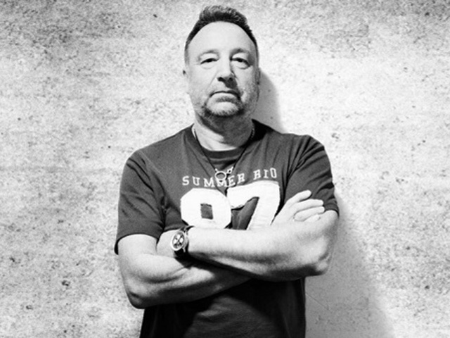 Ma este Peter Hook & The Light a Dürer Kertben!