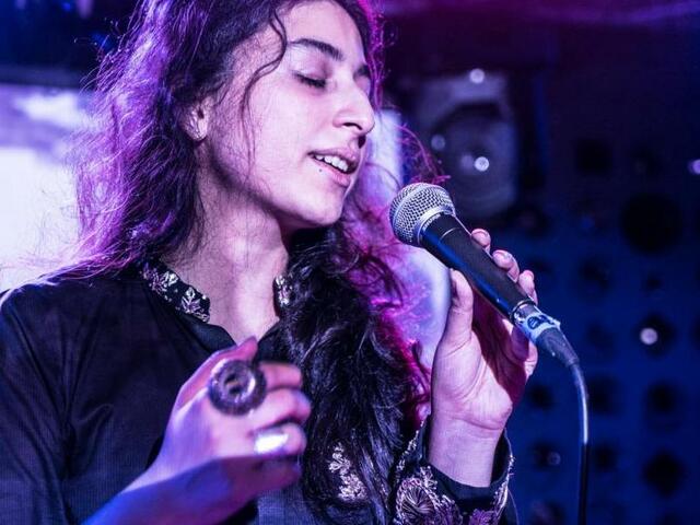 Titkok, vágyakozás és sötétség: Arooj Aftab végre Magyarországon!