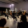 „Bekúszik a félálomszerű elmeállapotokba” – Itt van Bartha Márk, az Ensemble In Limbo és a JazzaJ drón-darabja a Merlinből