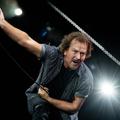 „Nem utazunk úgy haza, hogy ne játsszunk itt még egy koncertet” – Eddie Vedder visszatért a színpadra Amszterdamban