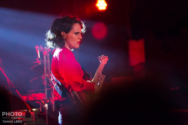 anna_calvi_650_1.jpg