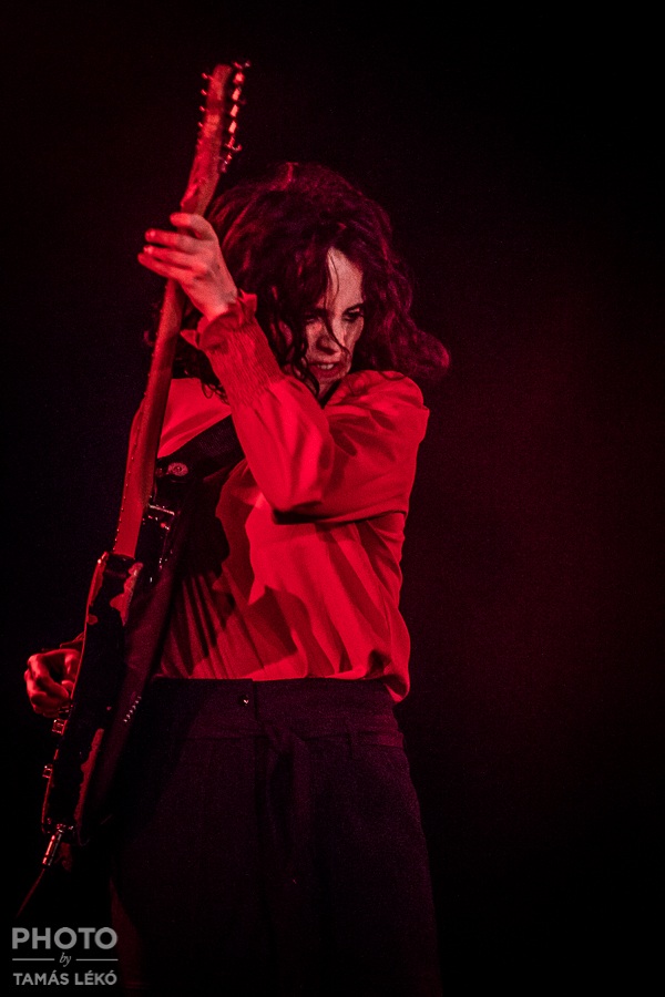 anna_calvi_8300_650.jpg