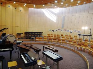 1024px-yamanashigakuin_elementary_school_music_room_2011.jpg