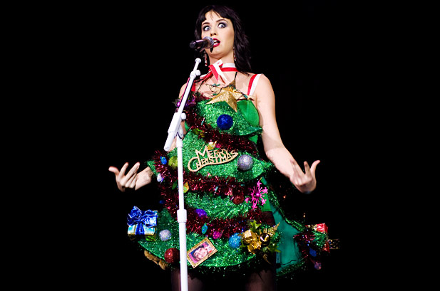 109417-katy_perry_christmas_tree_617_409.jpg