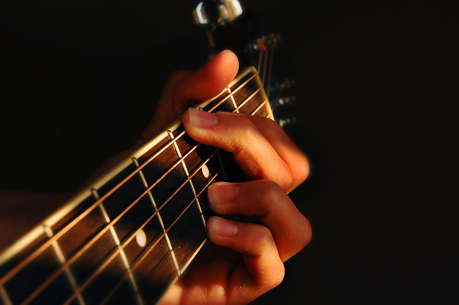 1280px-Fingers_playing_guitar.jpg