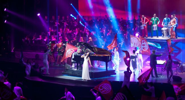 HAVAS-Symphonic-Arena-2013-Waving-Flags.jpg