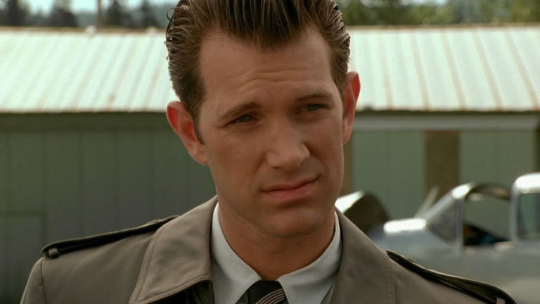 chris_gallery-1461674888-tv-twin-peaks-chris-isaak.jpg