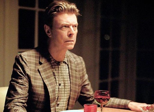 david-bowie-et-sa-tenue-tout-en-carreaux.jpg