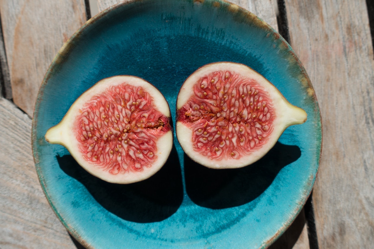 fig-sliced-plate-wooden-table.jpg