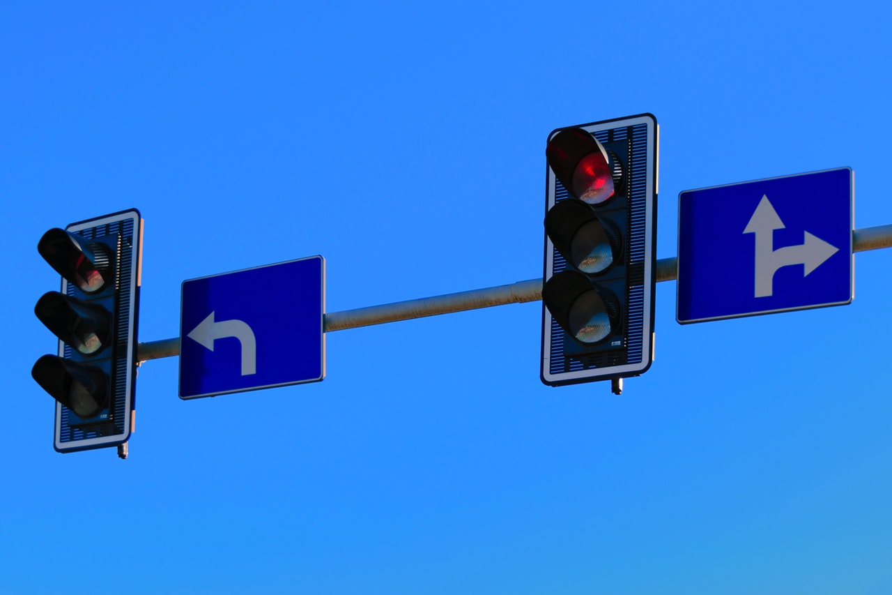 traffic-lights-with-red-light-on-190448.jpg