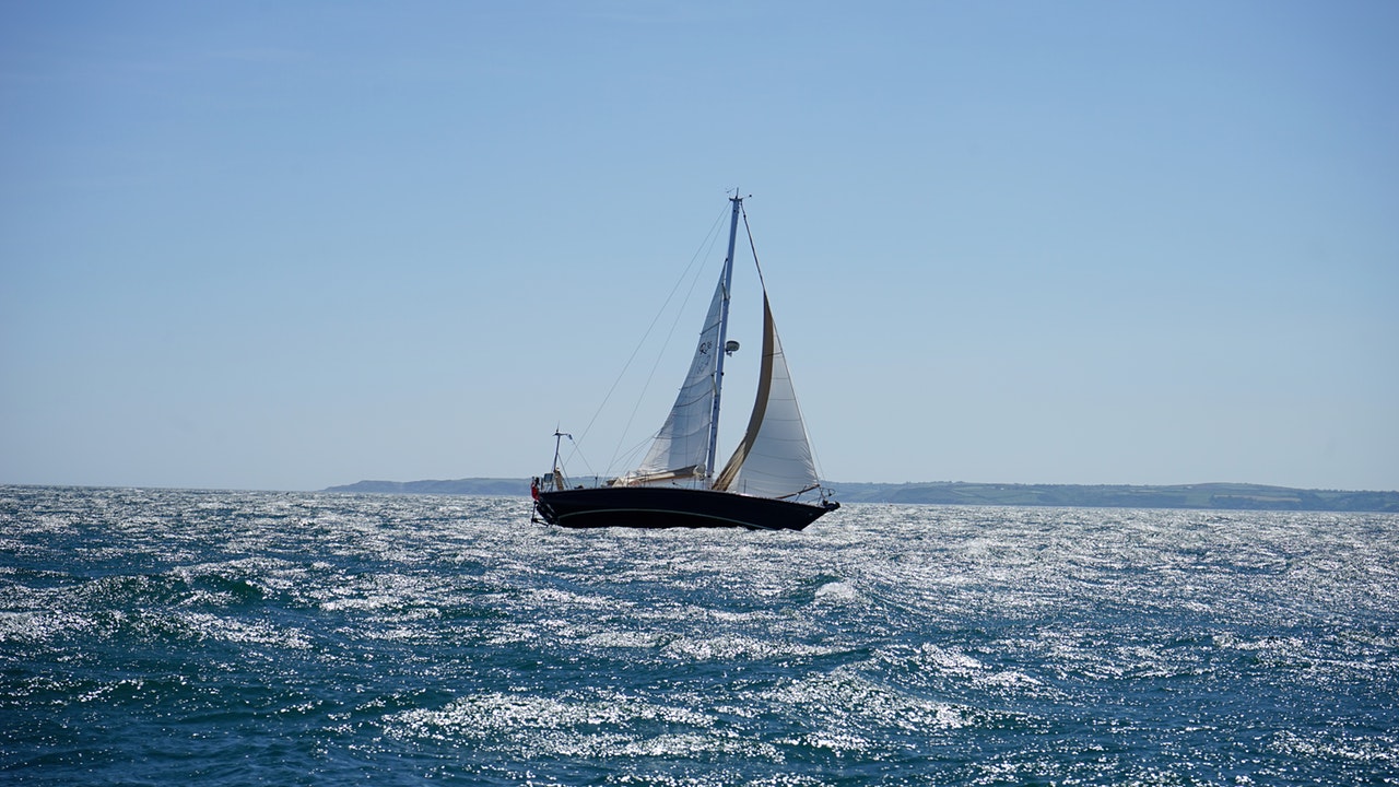 white-and-black-sail-boat-on-ocean-996328.jpg
