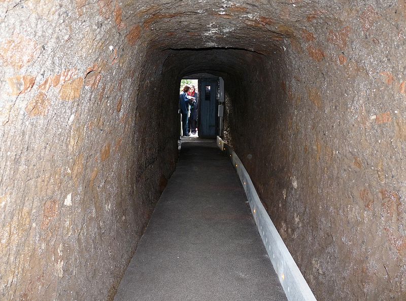 800px-pyramid_caius_cestius_entrance_inside.jpg