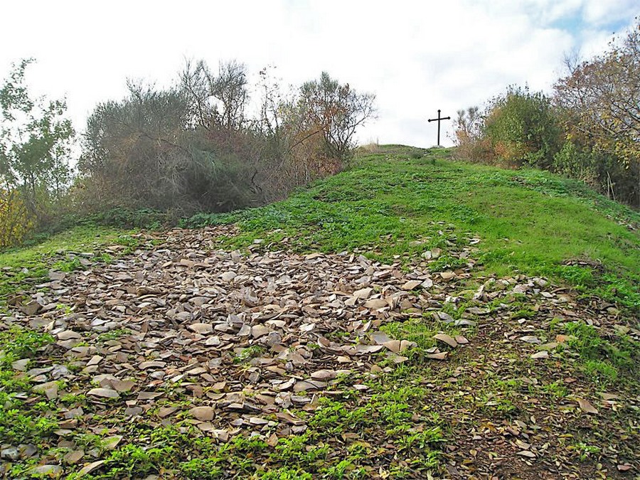 monte_testaccio_a_huge_pile_of_discarded_amphorae.JPG