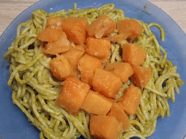 zöld pesztós spagetti sütőtökkel