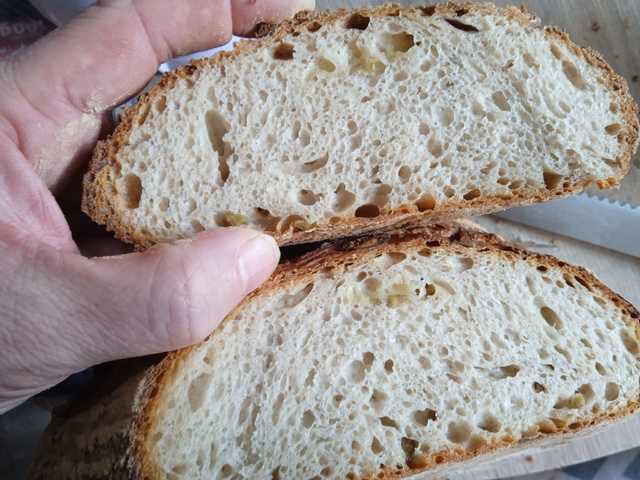 Sajtos-olívabogyós kovászos kenyér