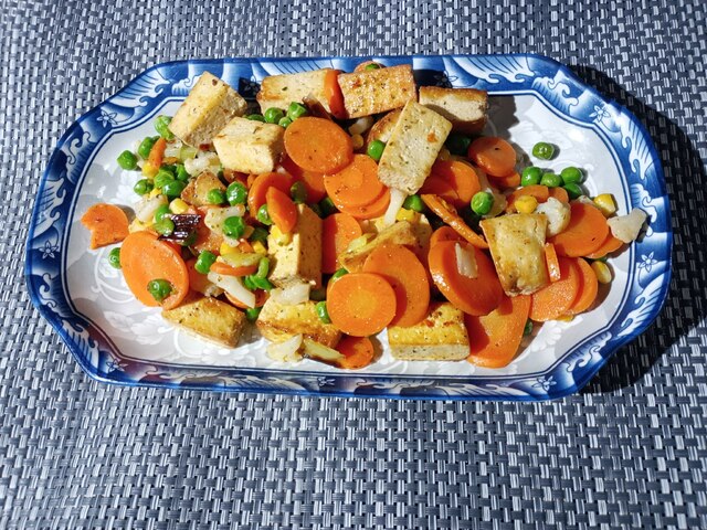 Párolt zöldségek grillezett tofu kockákkal