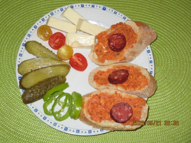 Pikáns kolbászkrém szendvicsekbe